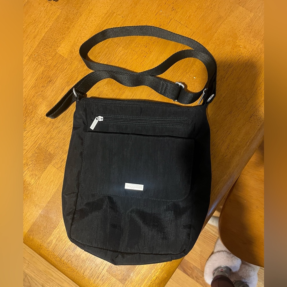 Black Baggalini cross body bag.